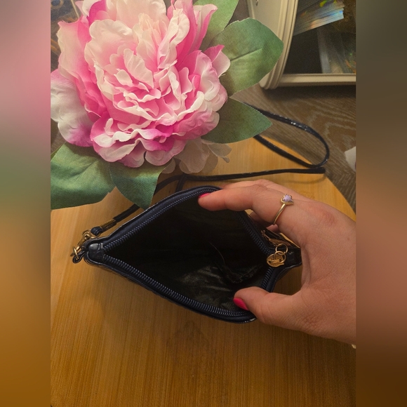 Elegant Dark Blue Crocodile-Embossed Women's Crossbody Bag - Picture 3 of 3